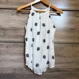 I.N. San Francisco White Top w/ Black Floral Daisy Embroidery Scalloped Edge
